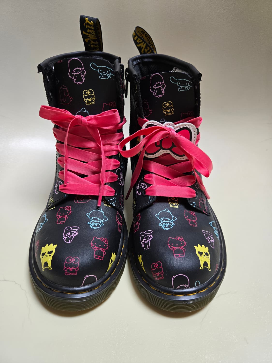 닥터마틴 x 산리오 콜라보 부츠 주니어205 상품이미지3