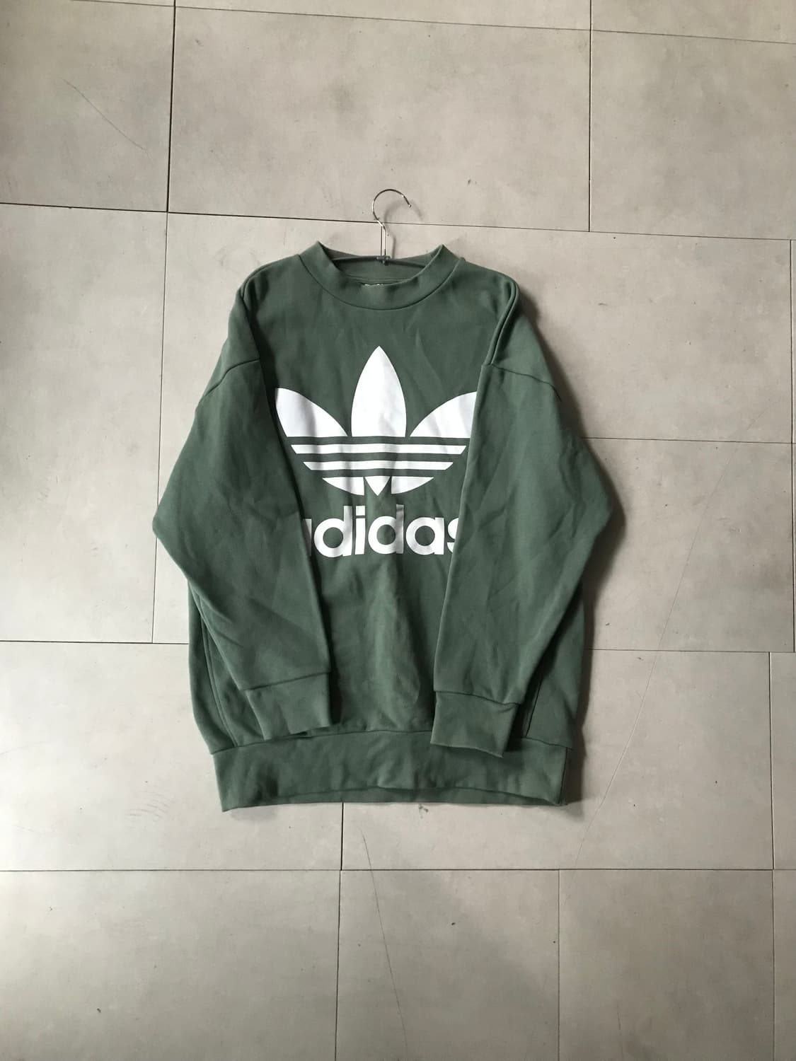 아디다스 빅로고 카키 맨투맨 상품이미지6