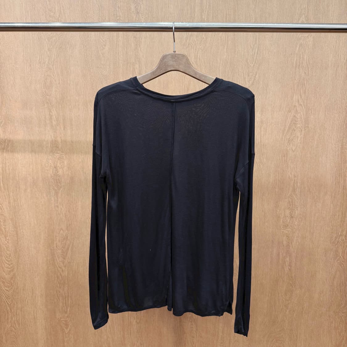 빈스 롱슬리브 라운드넥 심플 비스코스 긴팔 티셔츠 루즈핏 블랙 상품이미지3