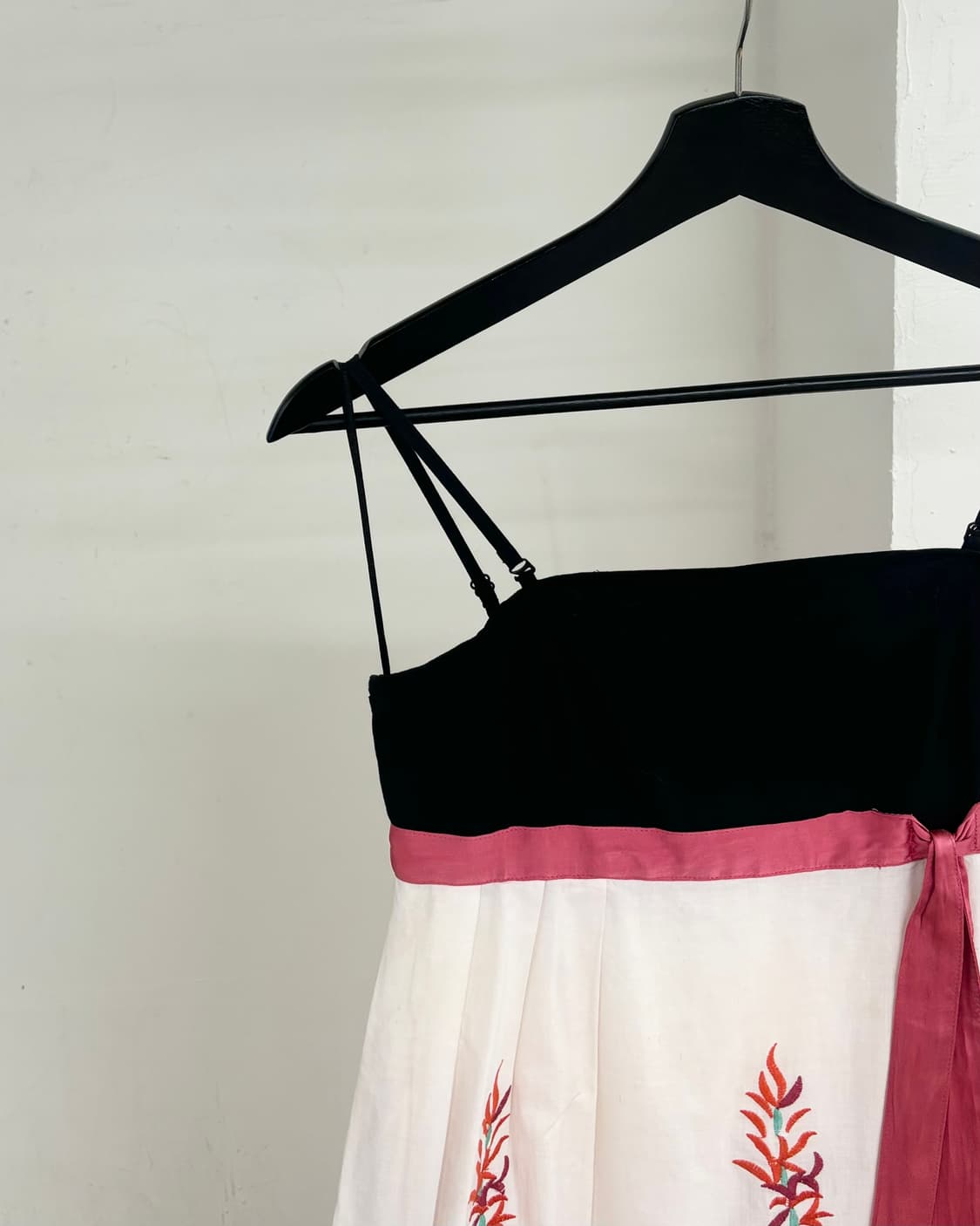 미우미우 엠브로이드 플라워 디테일 슬리브리스 원피스 상품이미지3