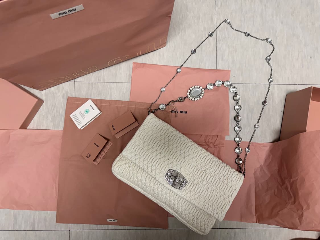 [정품] 미우미우 크리스탈 가죽백 라지 상품이미지1