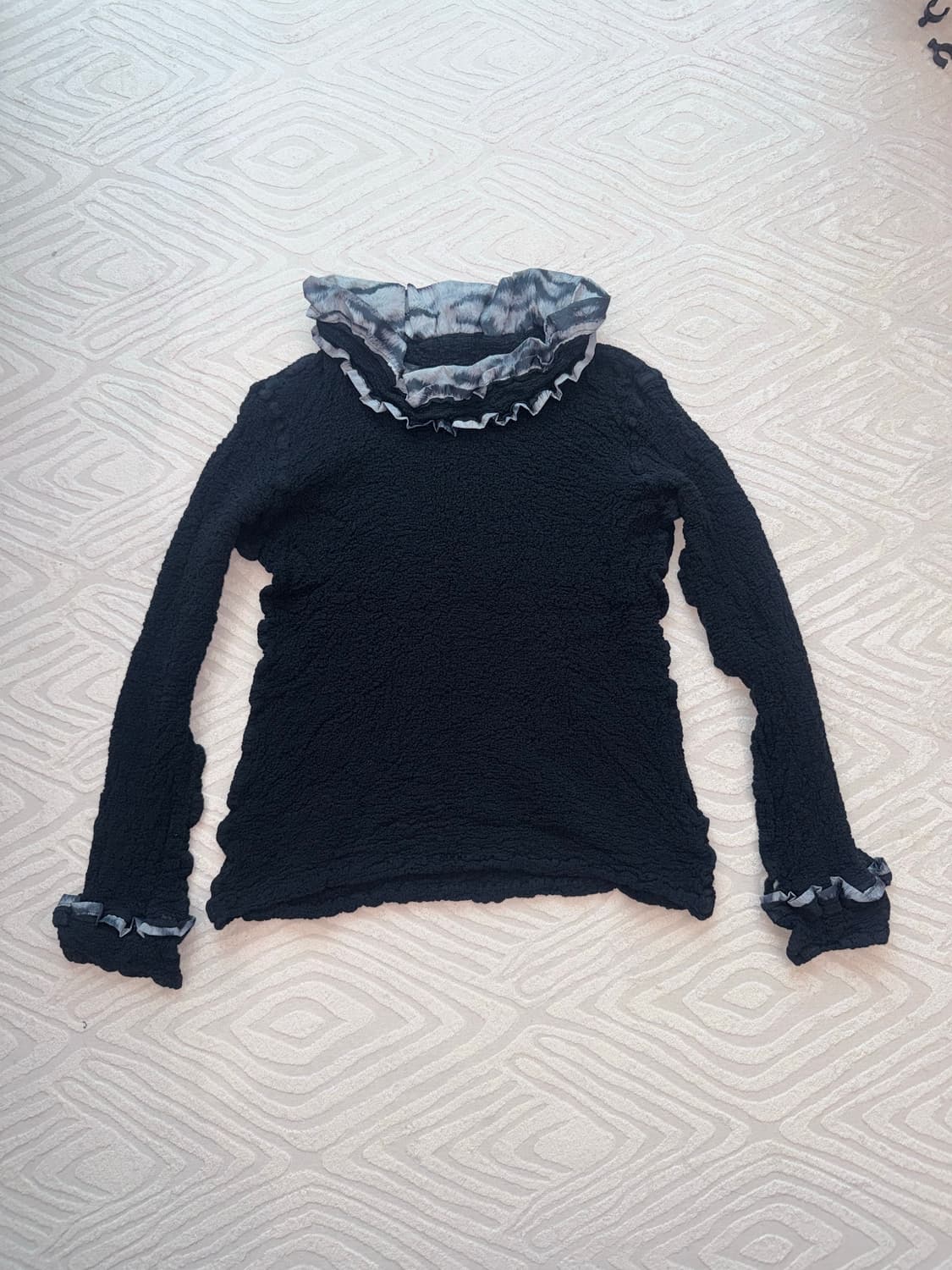 이세이 미야케 블랙 프릴 터틀넥티 상품이미지1