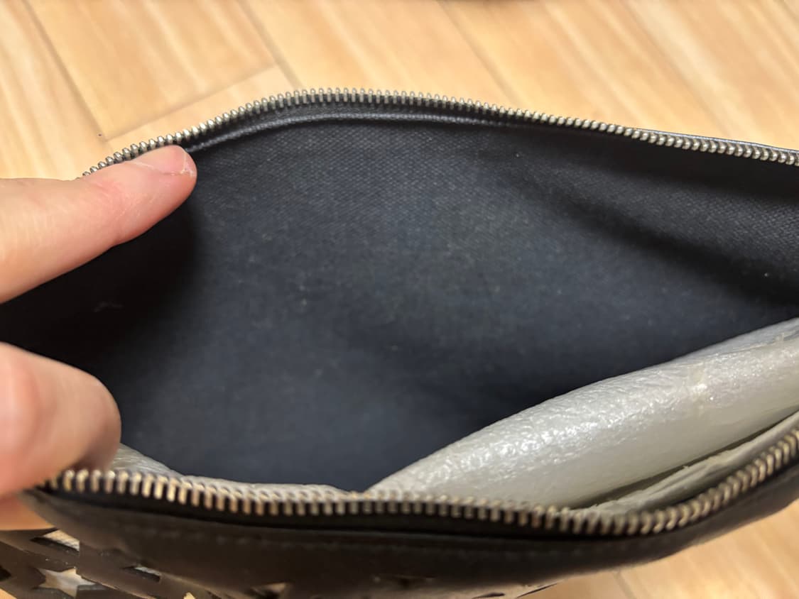 정품)지방시 컷아웃 클러치 블랙 상품이미지5