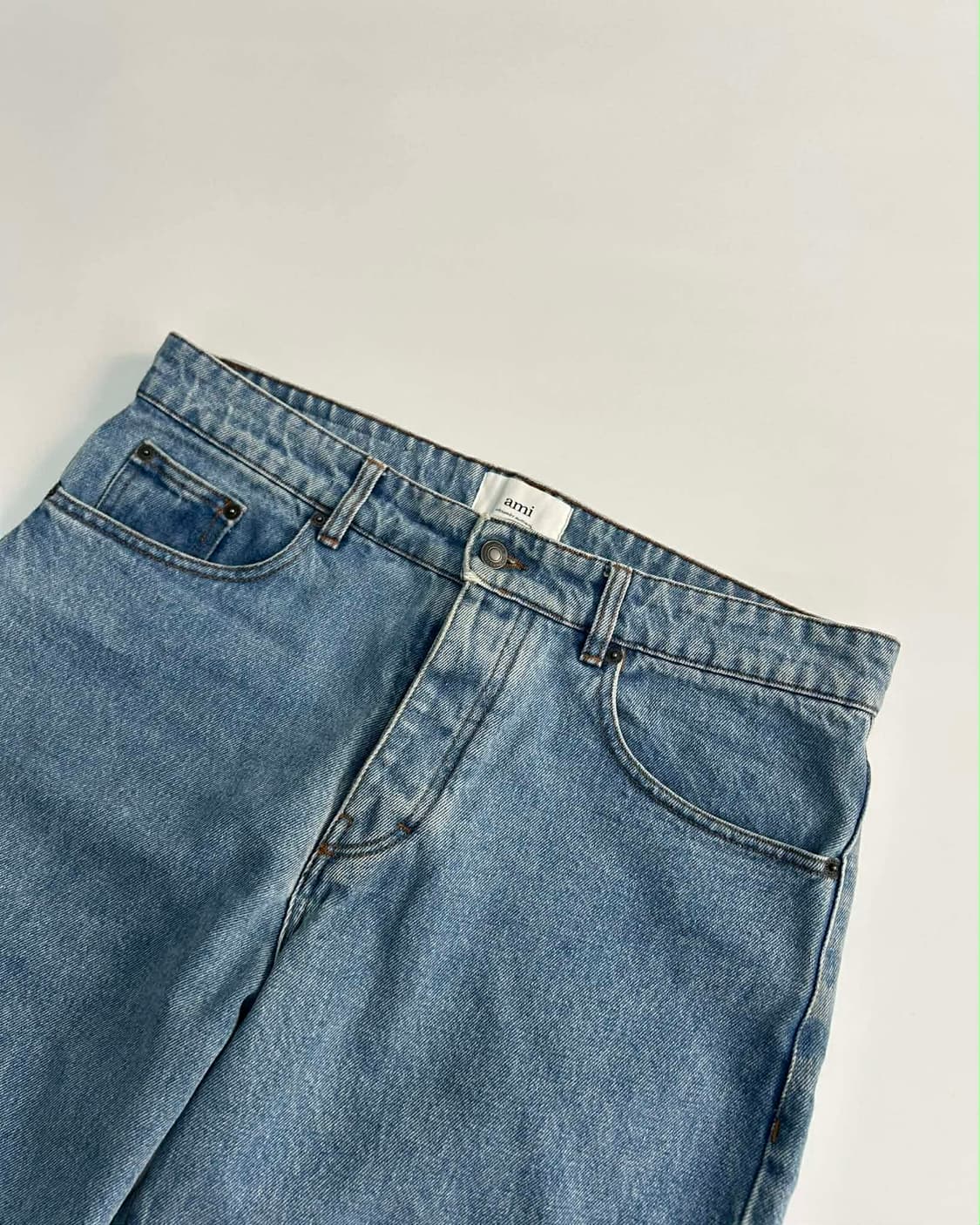 [33] AMI 아미 테이퍼드 핏 연청 워싱 데님 진 팬츠 상품이미지3