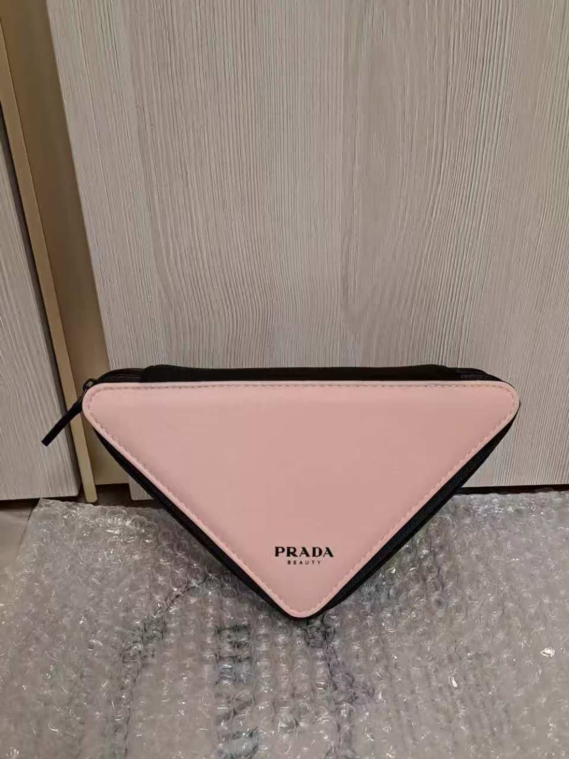 프라다 뷰티 핑크 삼각 파우치 상품이미지4