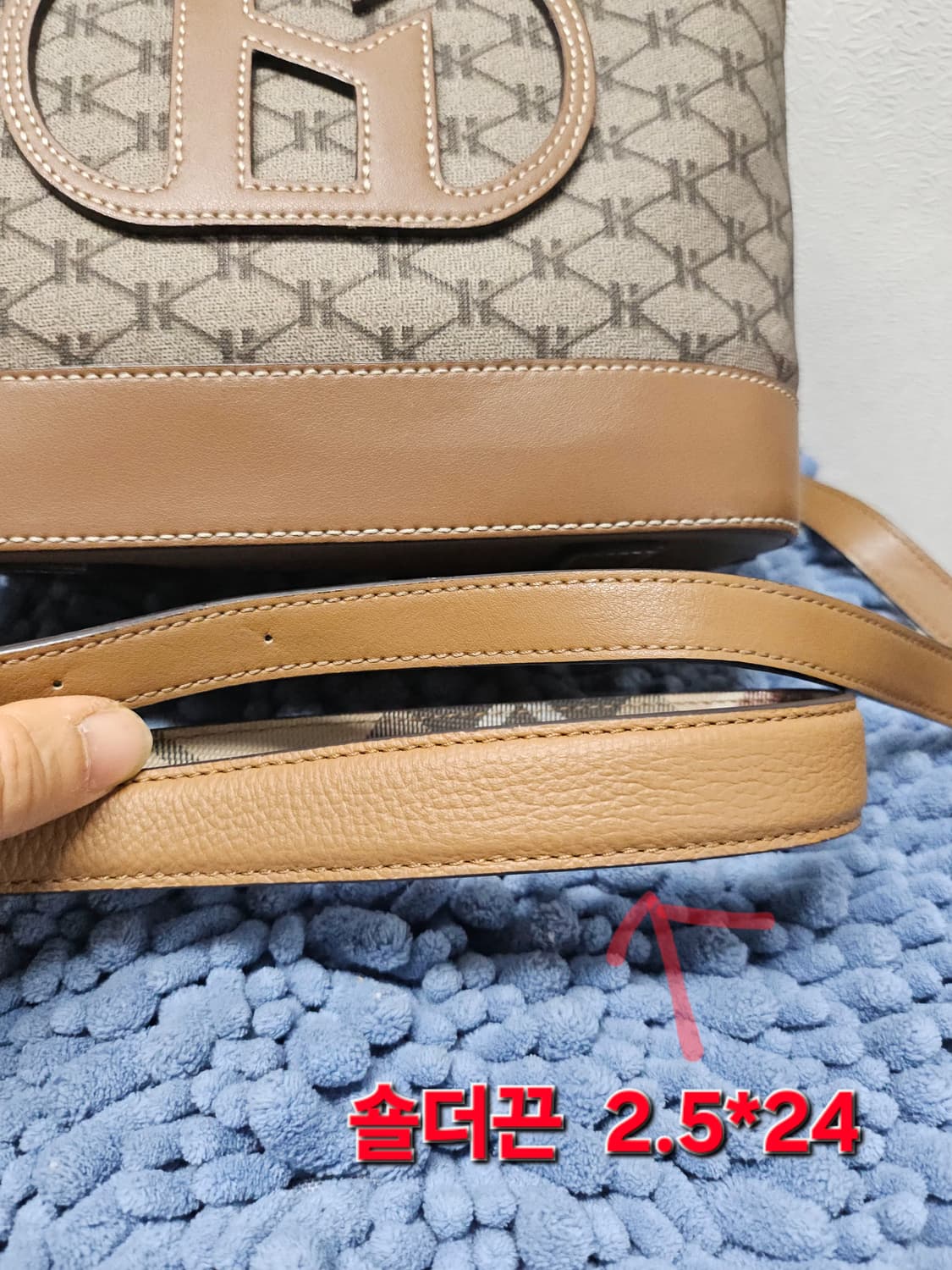 헤지스 헤리아토H 레더 패치 시그니처 패턴 버킷백21*23*13 상품이미지5