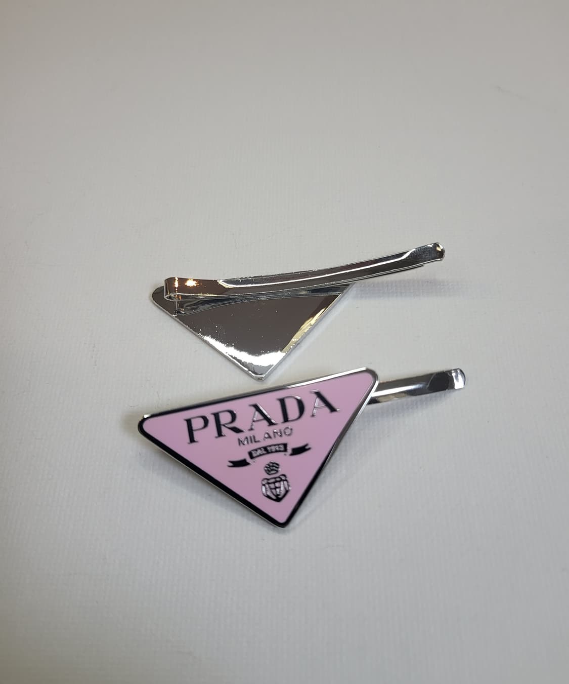 프라다 업사이클링 삼각로고 핑크 헤어핀 상품이미지4