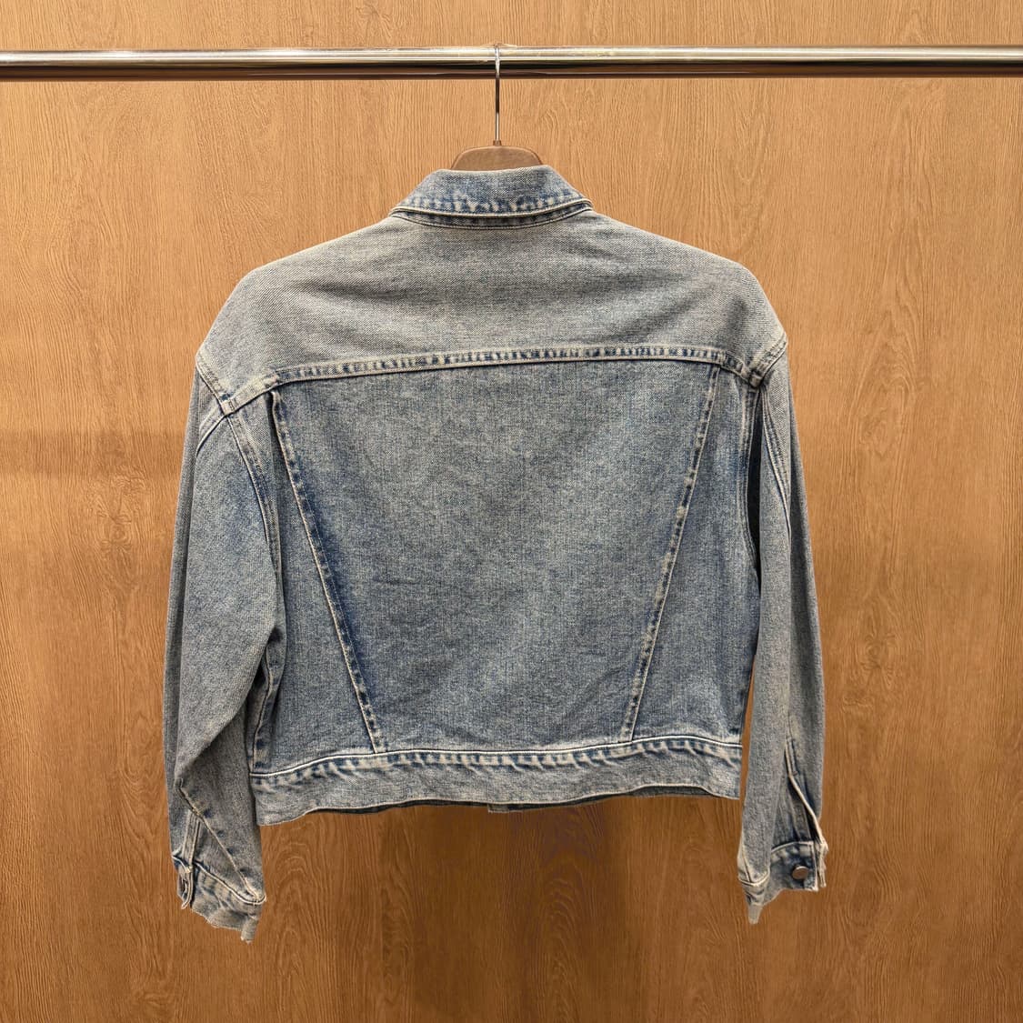 게스 데님 자켓 크롭 핏 포켓 버튼 워싱 스티치 디테일 블루 상품이미지3