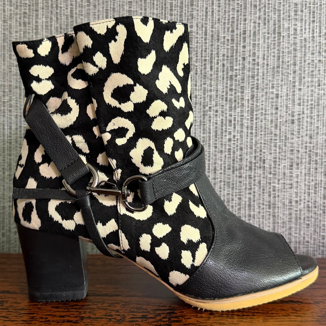 레오파드 배색 패턴 오픈토 버클 앵클 부츠 호피 블랙 레더 스트랩 부티 상품이미지3