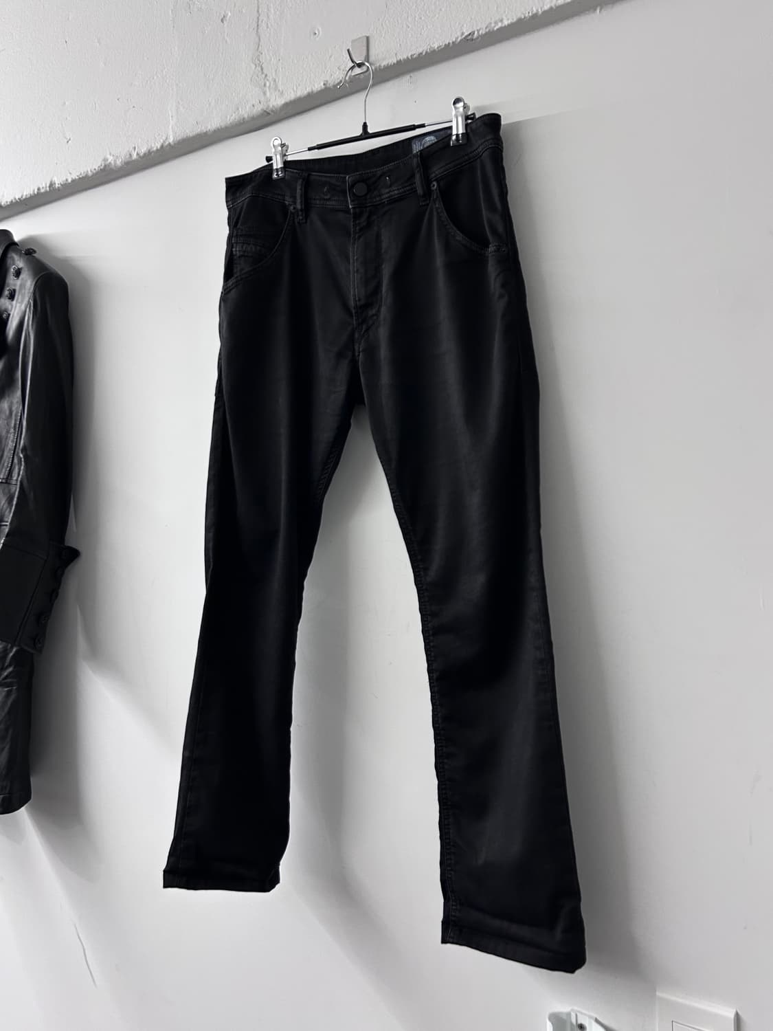 디젤 코팅 블랙 슬림 데님 팬츠 상품이미지1