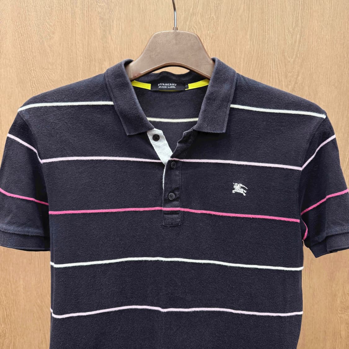버버리 블랙 라벨 반팔 피케 티셔츠 스트라이프 패턴 로고 자수 블랙 상품이미지4