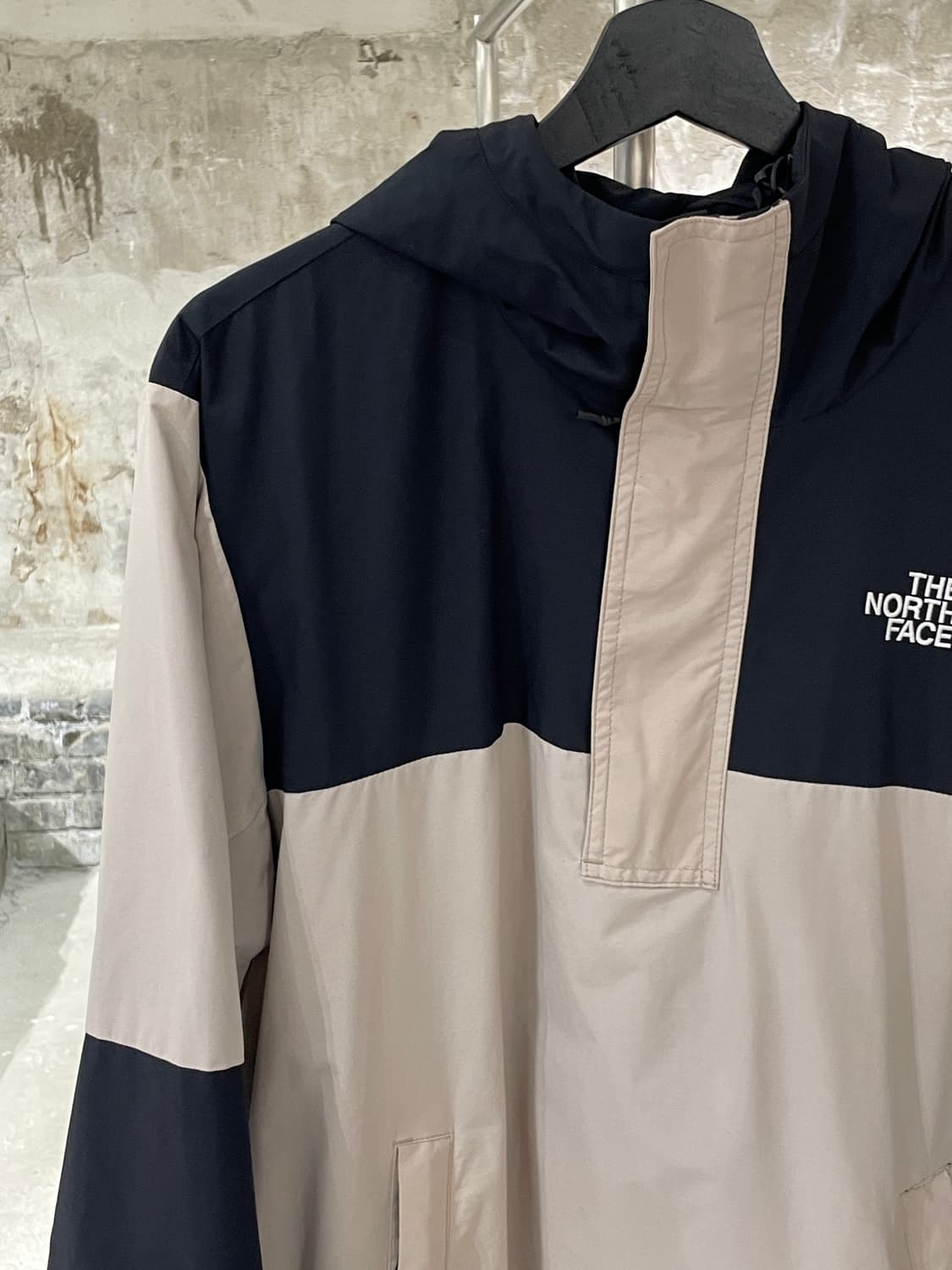 노스페이스 베이지 앤 블랙 나일론 아노락 상품이미지2