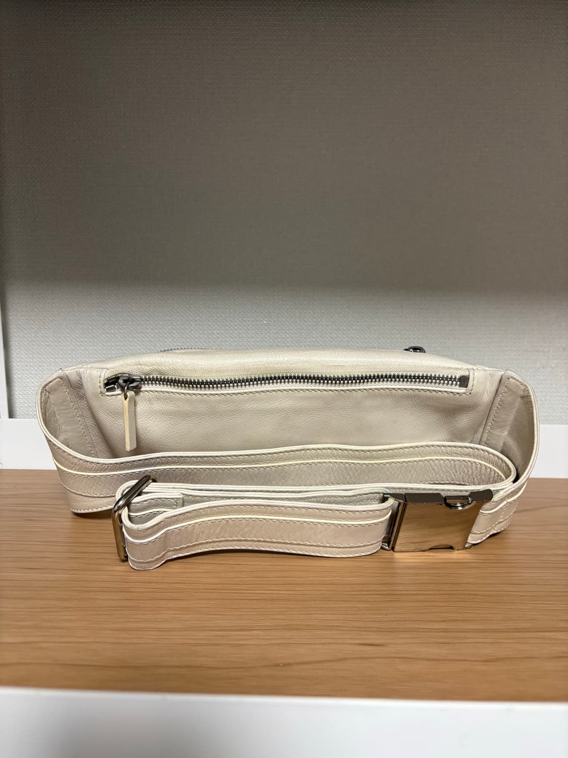 자크뮈스(Jacquemus)의 라 바난(La Banane) 가죽 벨트 백 상품이미지2