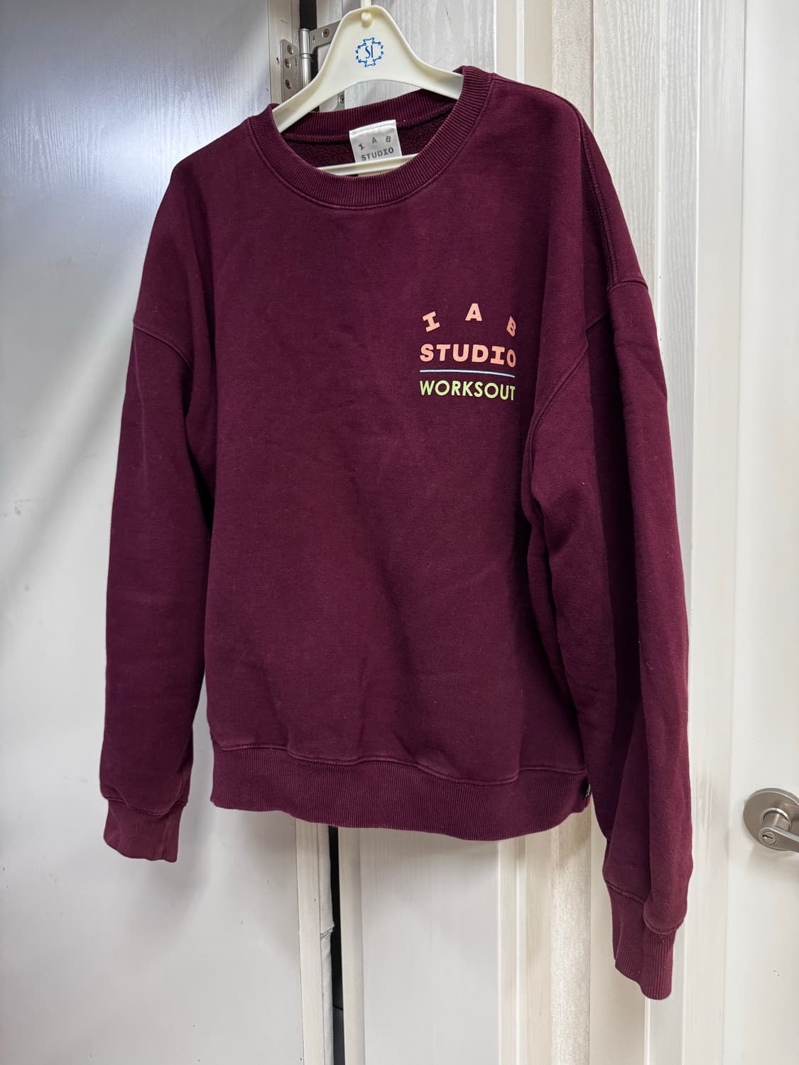 아이앱 스튜디오 버건디 맨투맨 티셔츠 상품이미지3