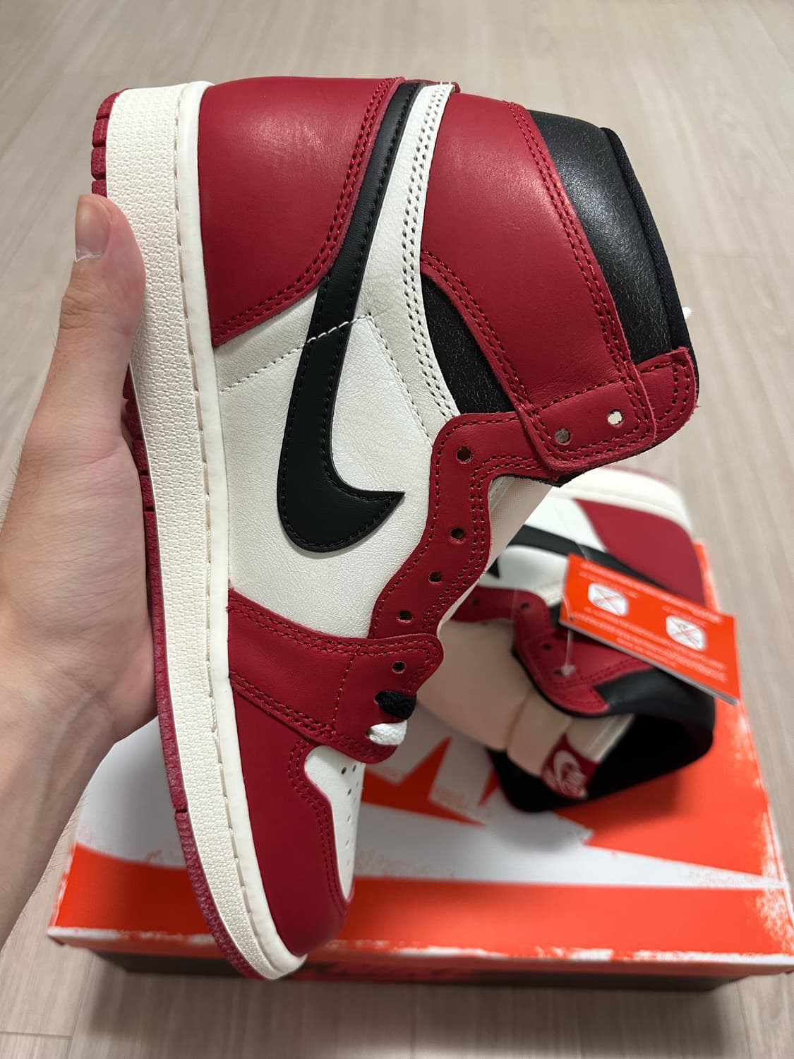 [275] 조던 1 레트로 하이 OG 시카고 2022 상품이미지4