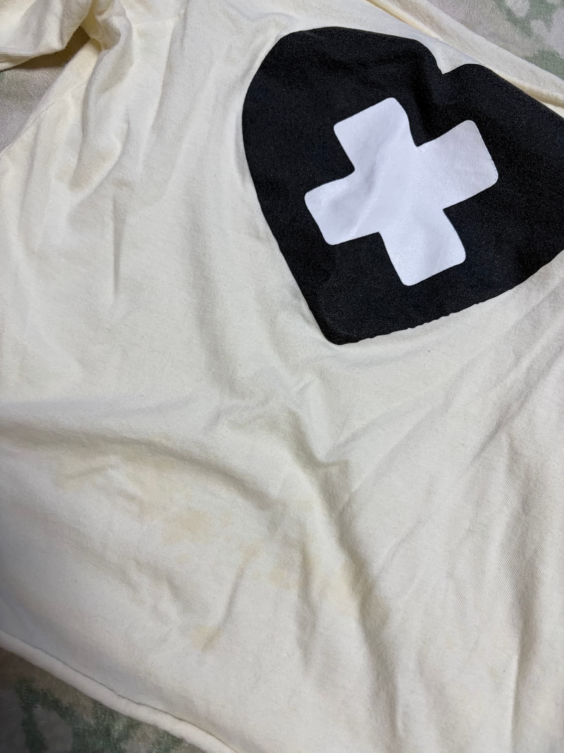 샵페어리 크로스 하트컷 오프 티셔츠 크림 상품이미지3