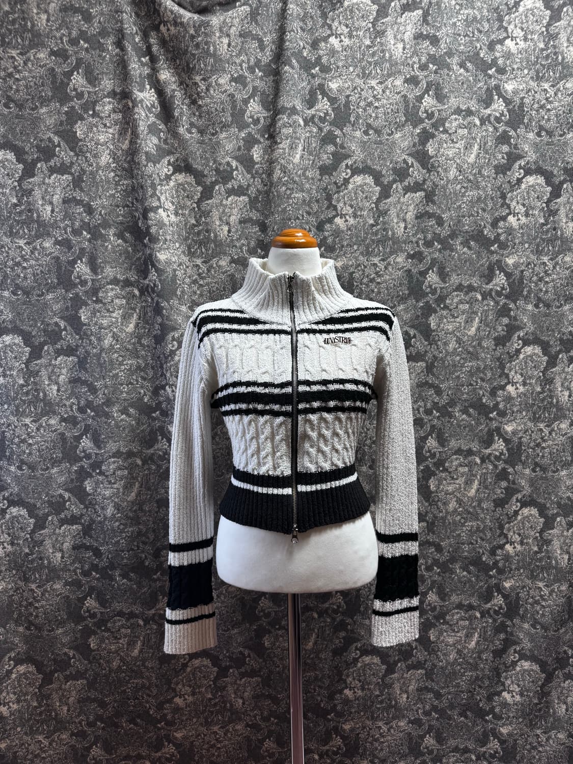 luv is true 러브이즈트루 크롭 니트 집업 상품이미지1