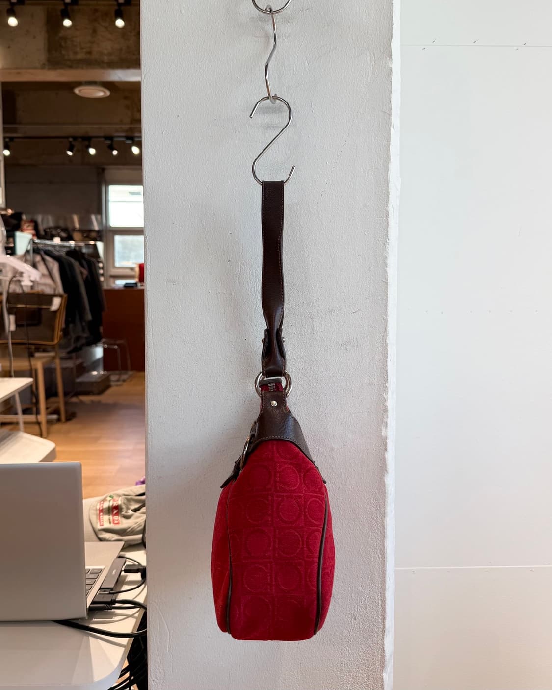 페라가모 레드 간치니 캔버스 호보백  상품이미지5