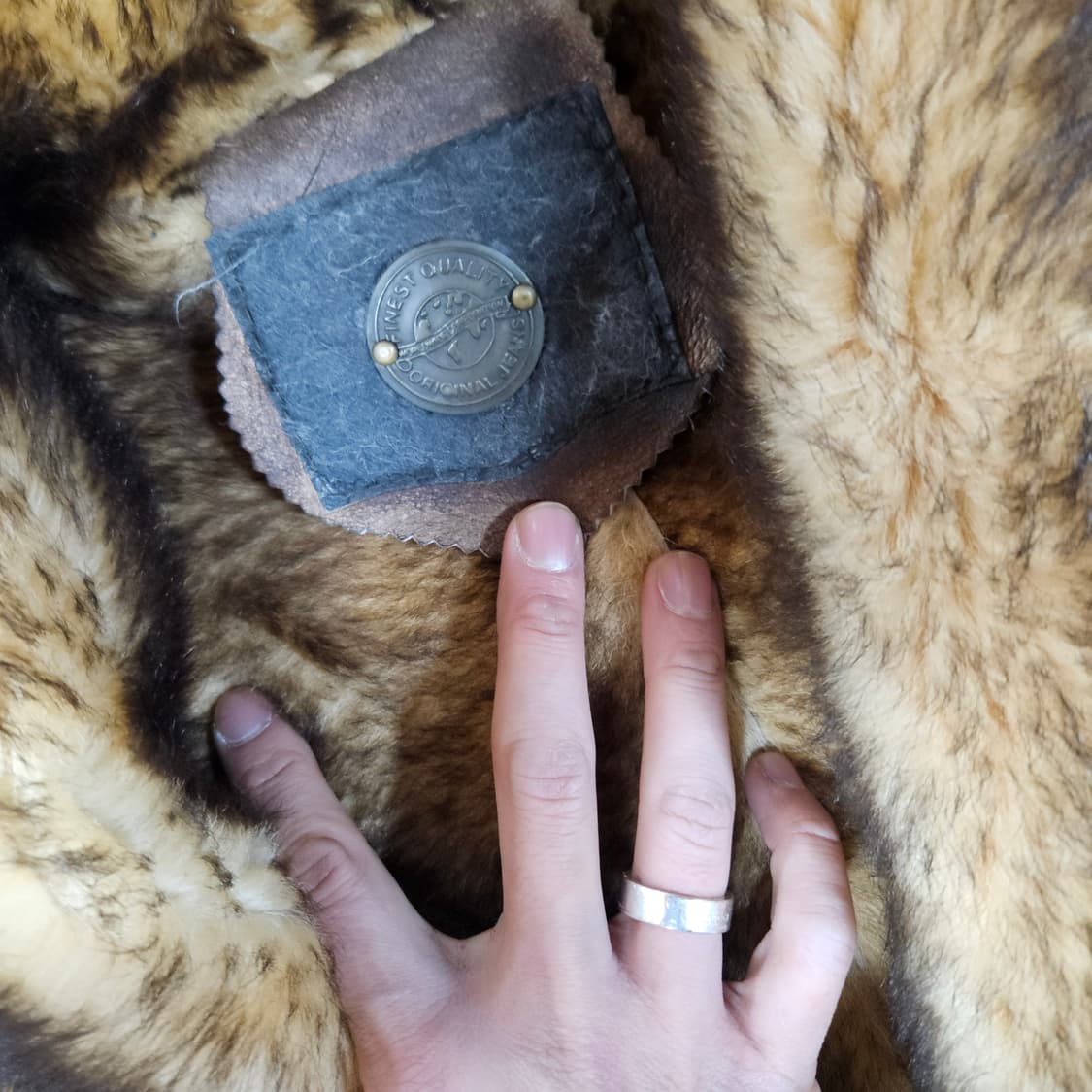 모플로비즈 90's 램스킨 사이드 라인 3버튼 무스탕 코트 상품이미지8