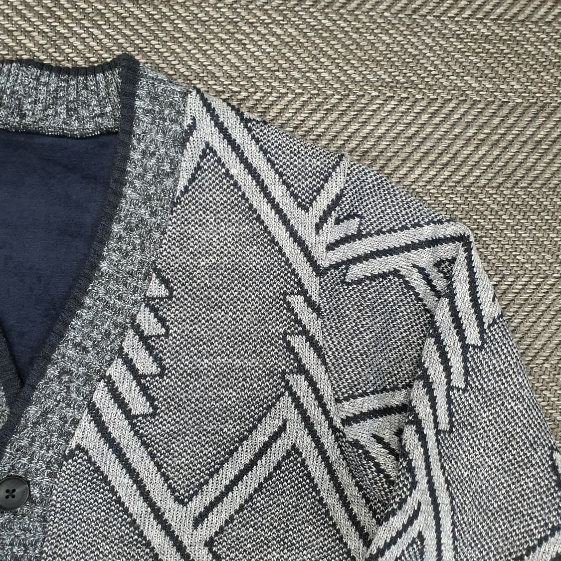 심플한 브이넥 니트 가디건 남자105 상품이미지3