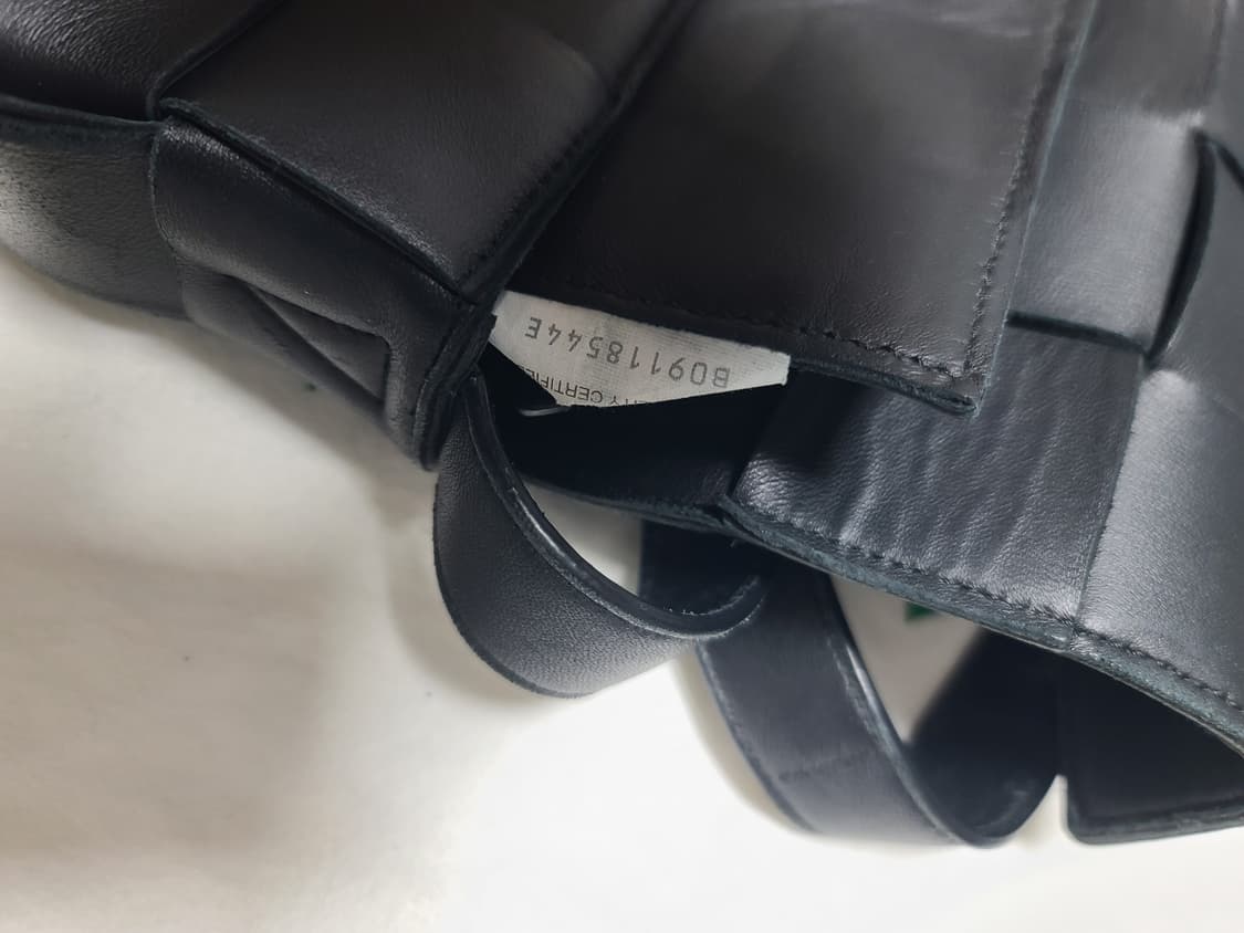 보테가베네타 카세트백 레더 미디움 블랙 크로스백 상품이미지7