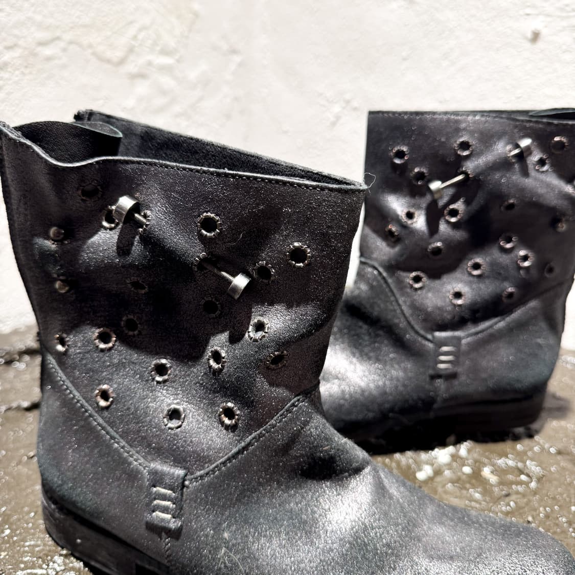 KHRIO – Distressed Eyelet Mid Boots 상품이미지4