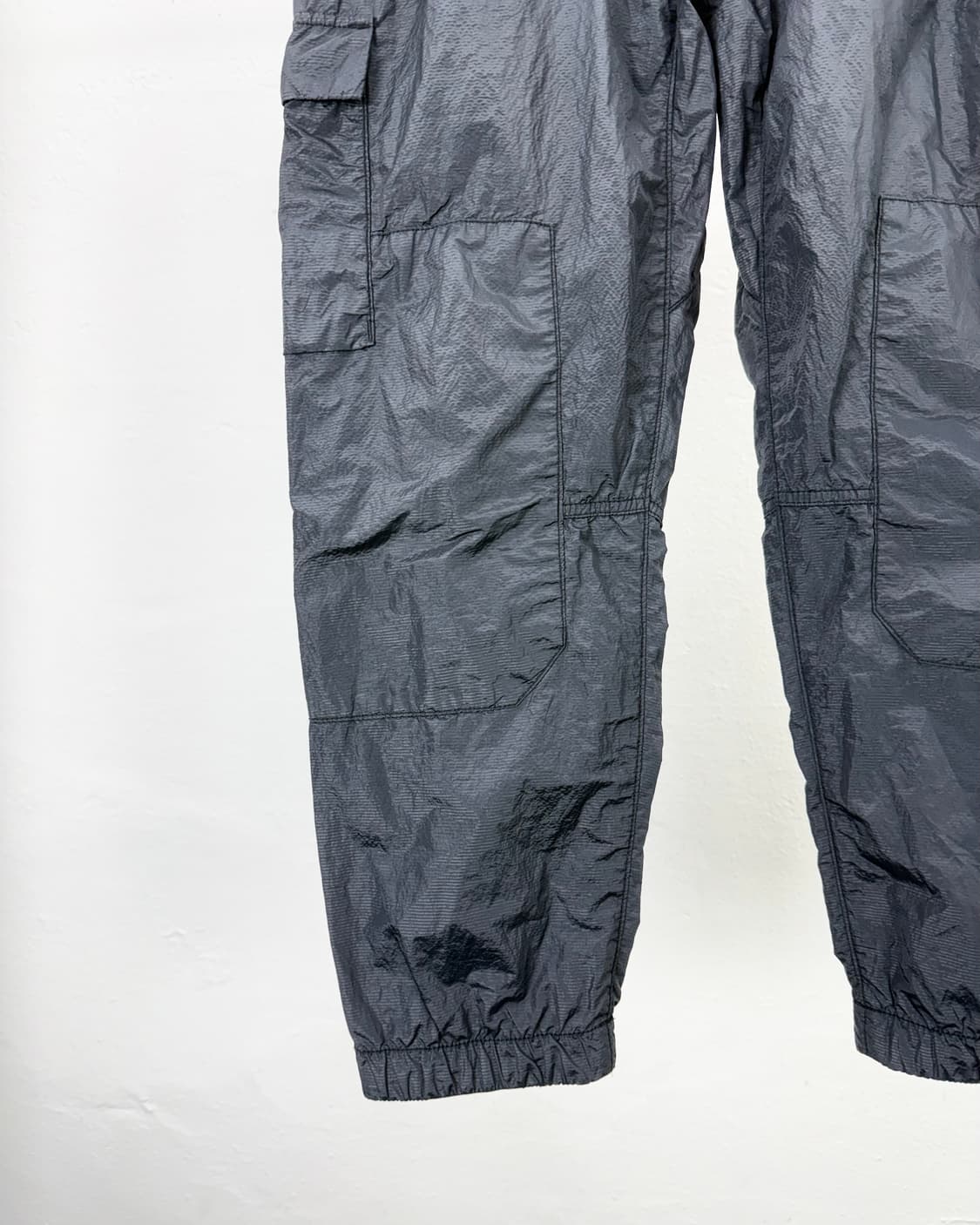 스톤아일랜드 20ss 블랙 나일론 메탈 시어서커 카고 팬츠 상품이미지4