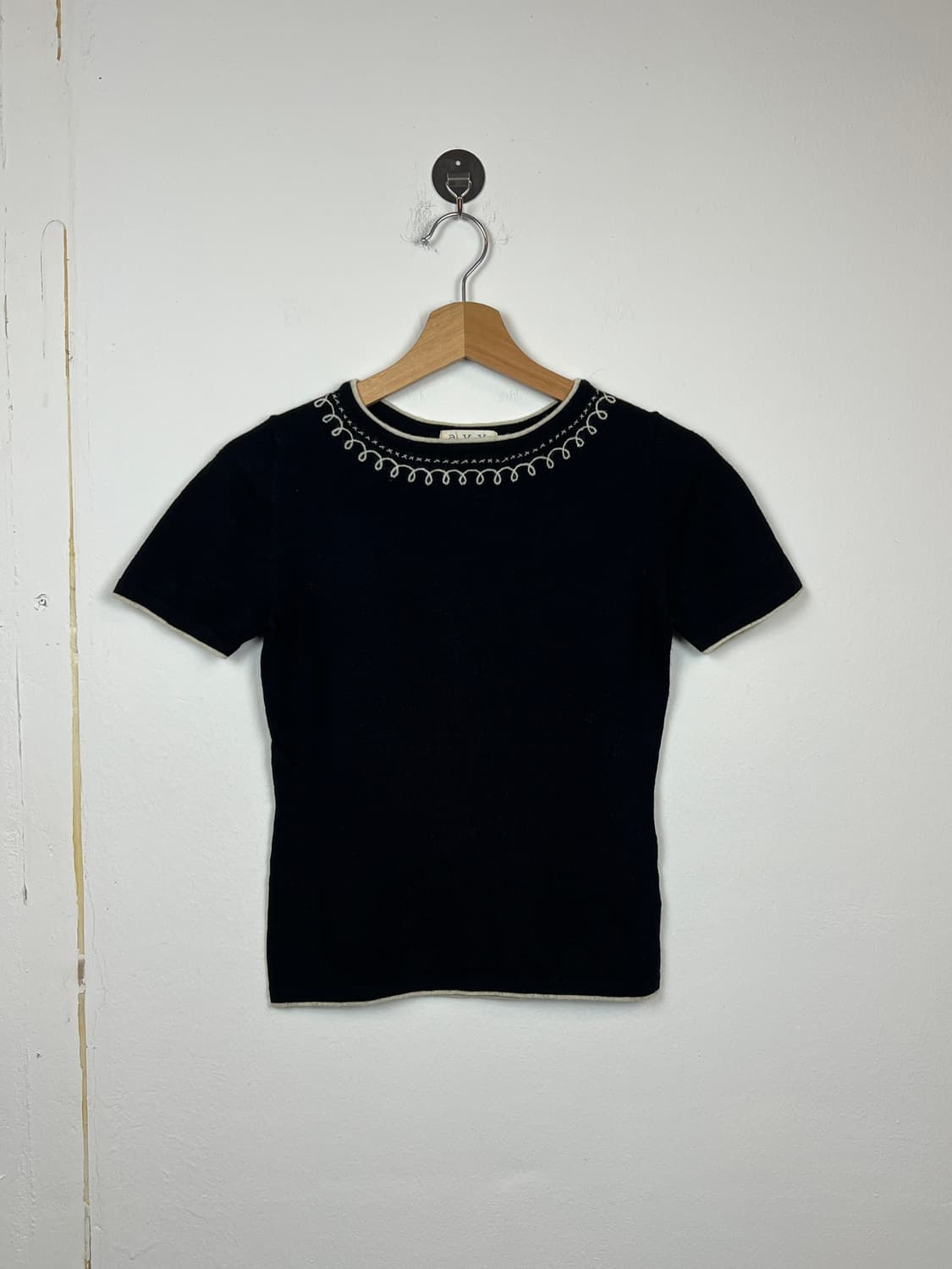 T175 JPN A.V.V 블랙 자수 반팔 니트 SIZE 38 상품이미지1