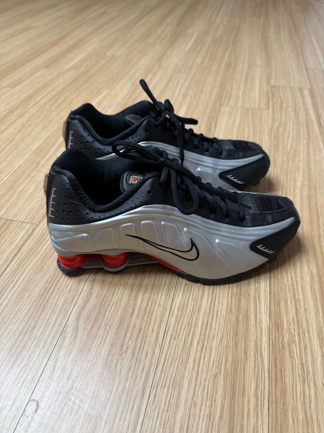 나이키 샥스 r4 메탈릭 실버 레드 245 상품이미지1