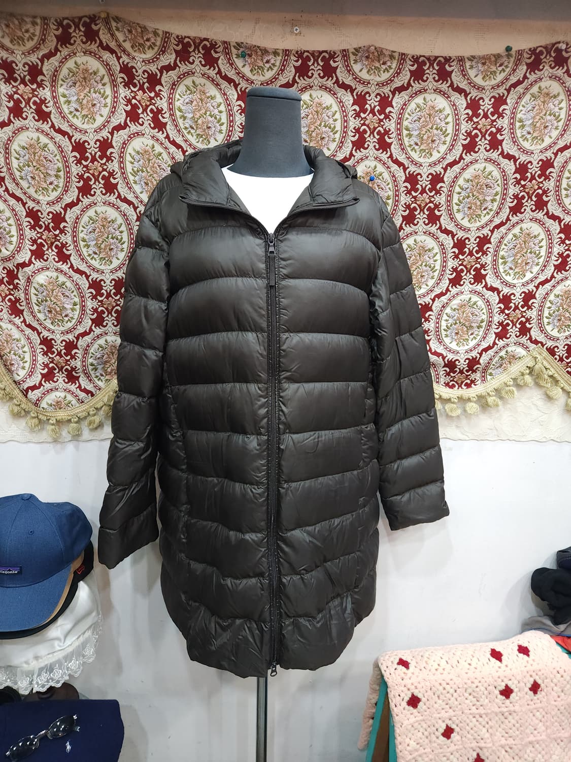 유니클로 오리털 경량 롱패딩 코트
​
 상품이미지1