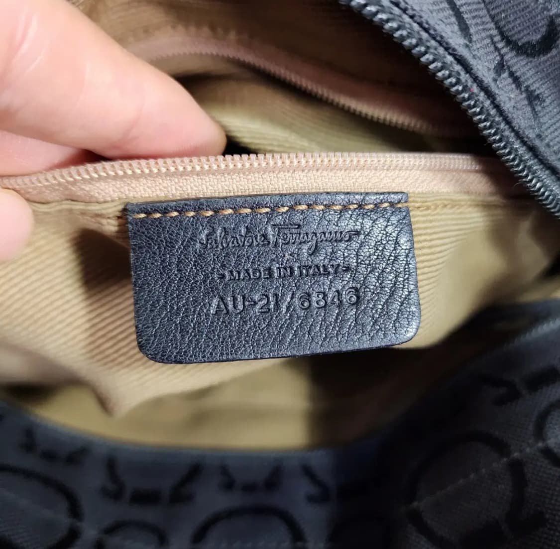 페라가모 자카드 숄더백 상품이미지9