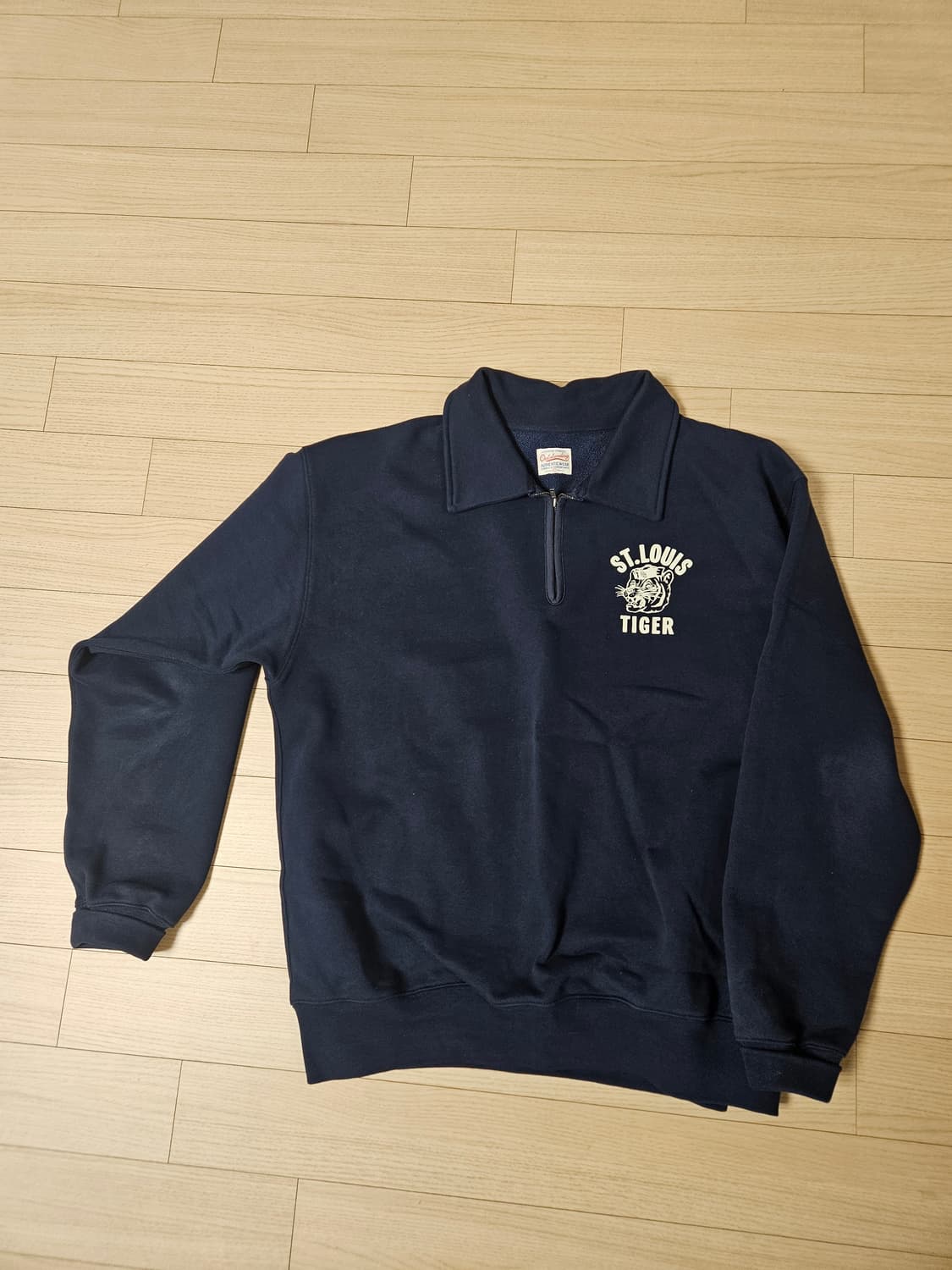 아웃스탠딩 세인트루이스 반집업 스웻 상품이미지1