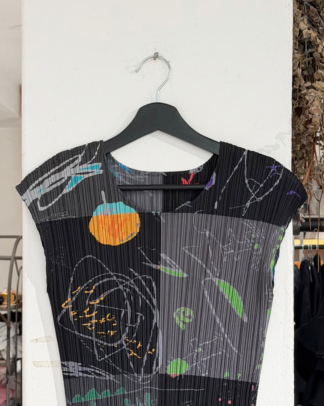 플리츠 플리즈 블랙 그래픽 슬리브리스 탑 상품이미지4