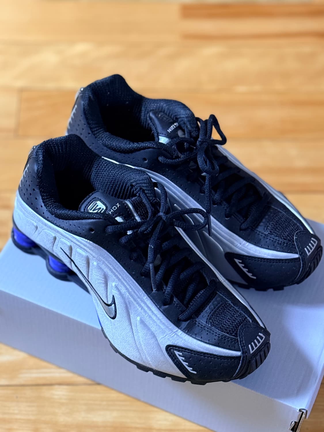 나이키 샥스 r4 메탈릭 실버 앤 블랙 235 판매합니다. 상품이미지1