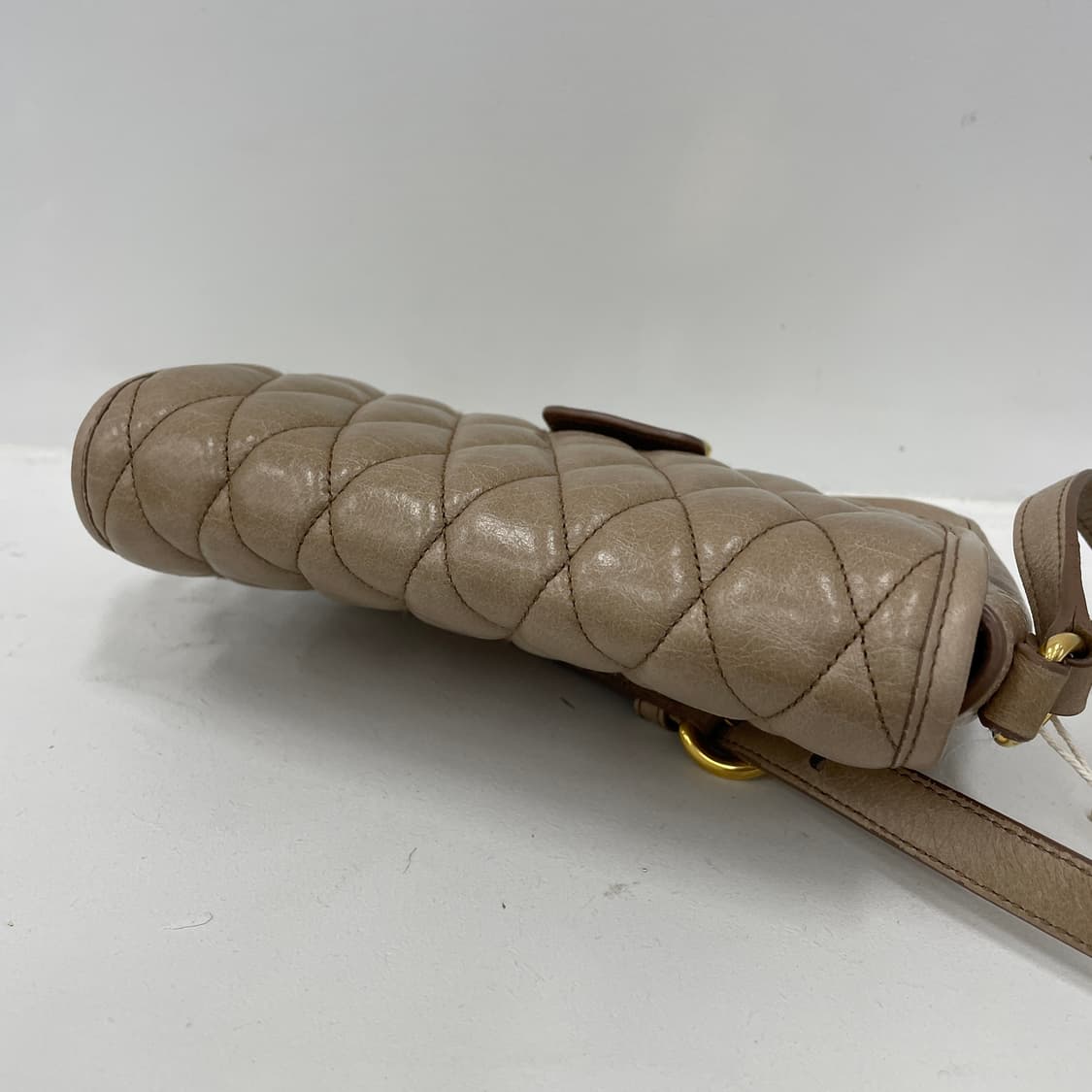 미우미우 퀼팅 비텔로 레더 베이지 클랩 스몰 크로스백 상품이미지8