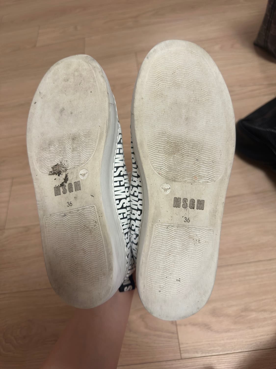 MSGM 올오버 로고 프린트 가죽 스니커즈 화이트 (36) 상품이미지6