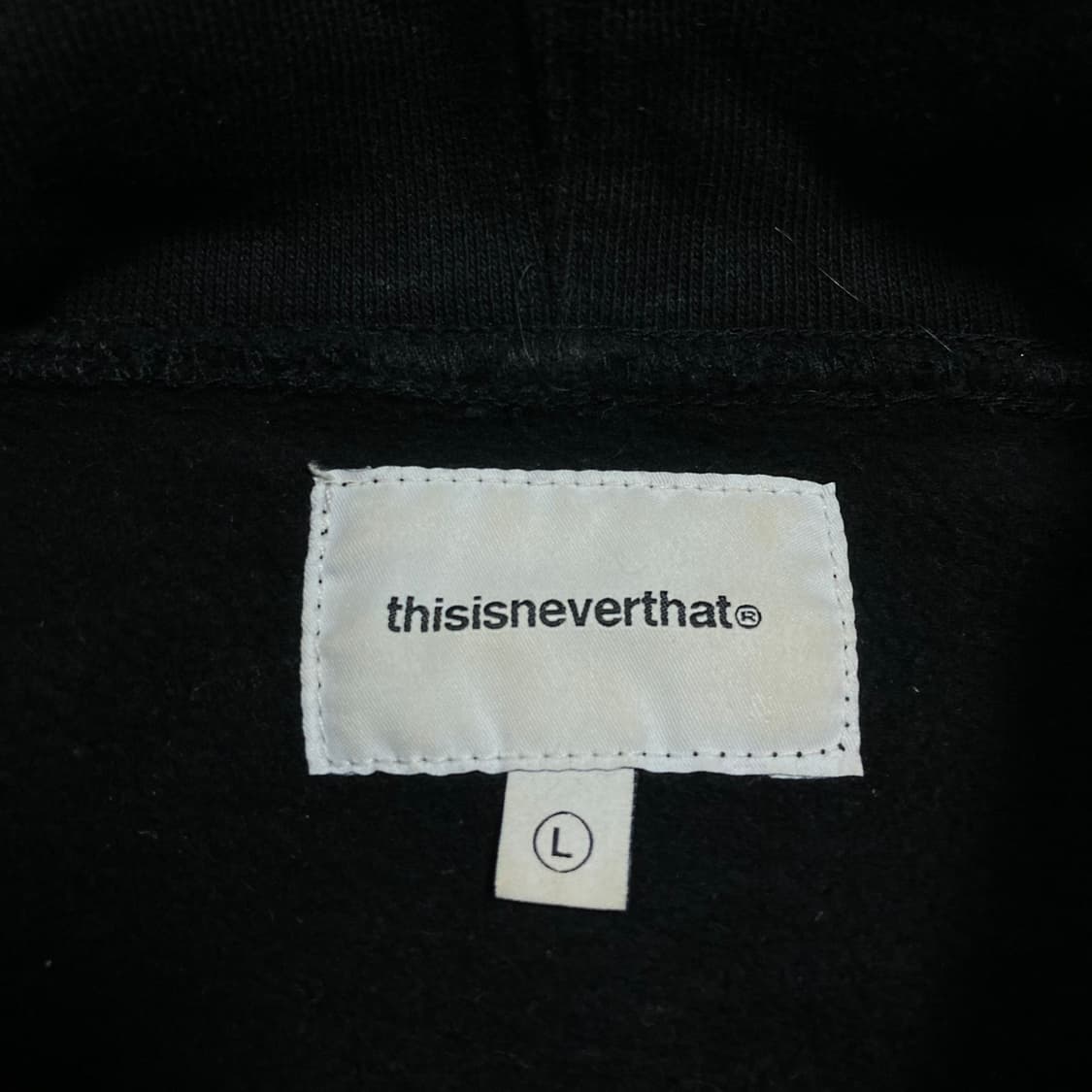 디스이즈네버댓 스펠아웃 로고 블랙 후드티 상품이미지3