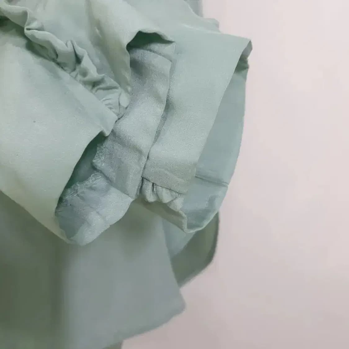 산드로 민트색 실크 러플 블라우스 상품이미지6