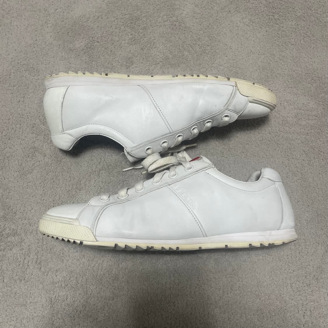 285) 프라다 스포츠 레더 로고 스니커즈 화이트 상품이미지1