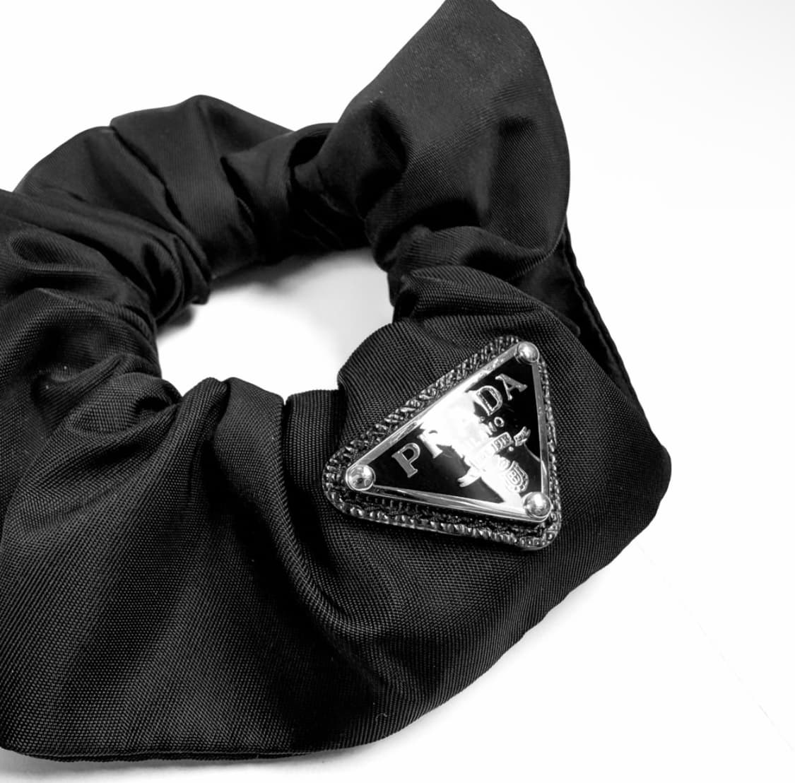 [OS] 프라다 여성 리나일론 삼각로고 스크런치 헤어 밴드 슈슈 블랙 상품이미지5