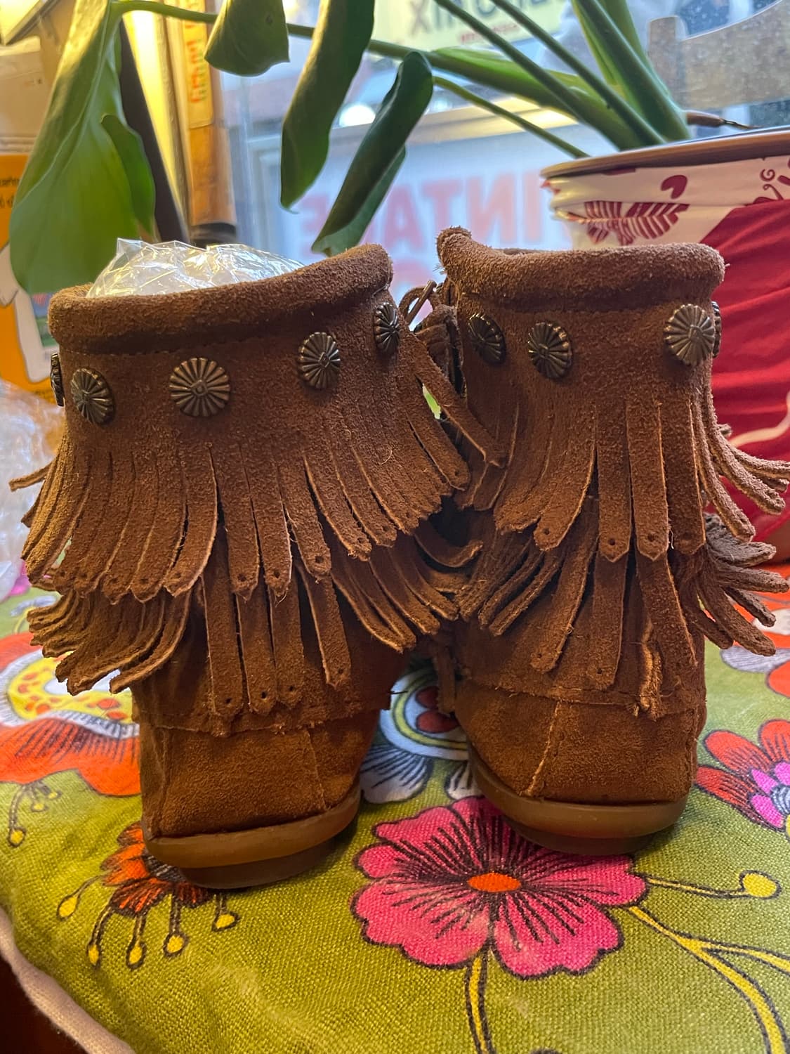 Minnetonka Fringe Suede Ankle Boots 상품이미지5