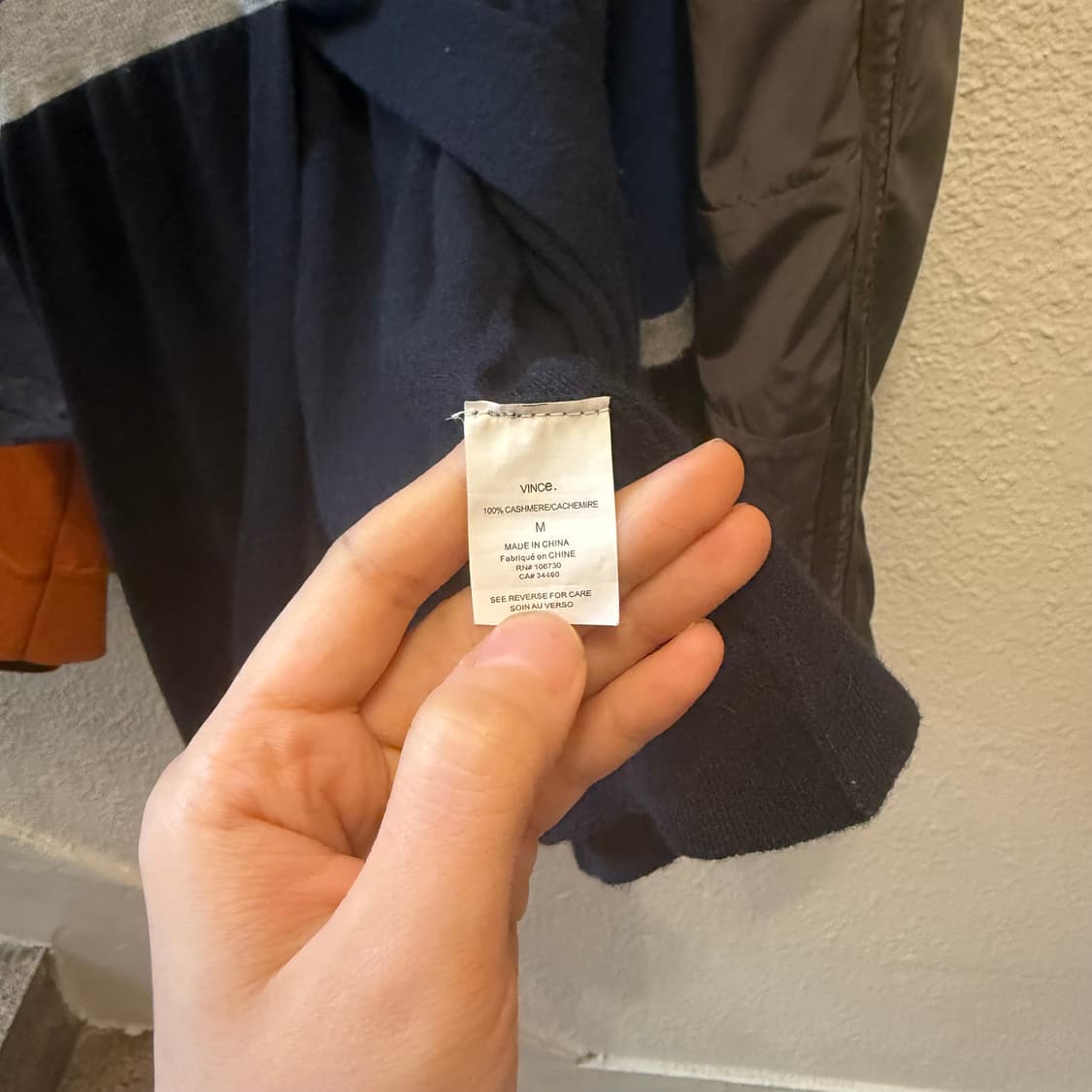 빈스 캐시미어 니트 가디건 그레이 배색 하프 오픈 버튼 디테일 네이비 상품이미지6