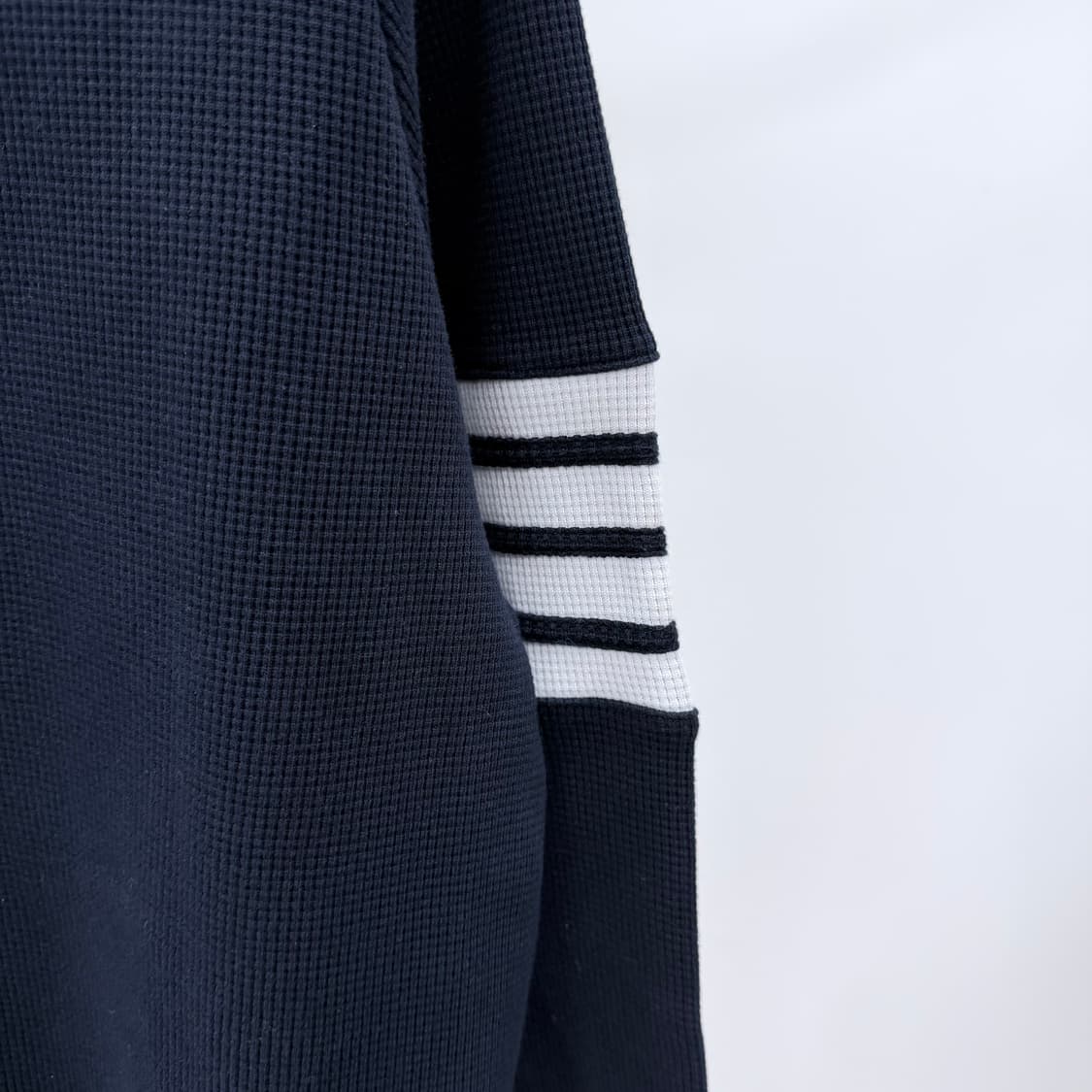 [S+급/5] 톰브라운 사선완장 와플 맨투맨 네이비 상품이미지2