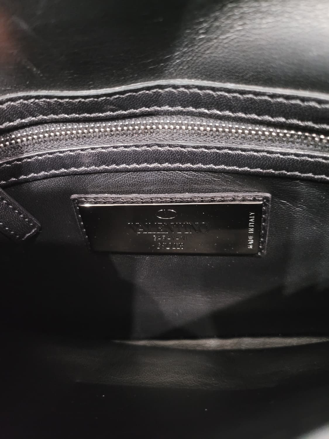 시크함의 대명사, 발렌티노 락스터드 엔벨로프 클러치(L) 내놓아요 상품이미지6