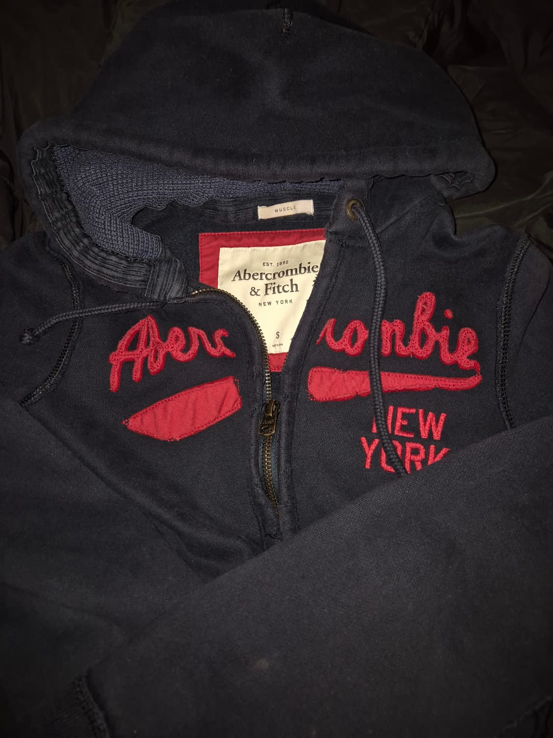 아베크롬비 머슬핏 뉴욕 로고 후드집업 네이비 레드 S 상품이미지1
