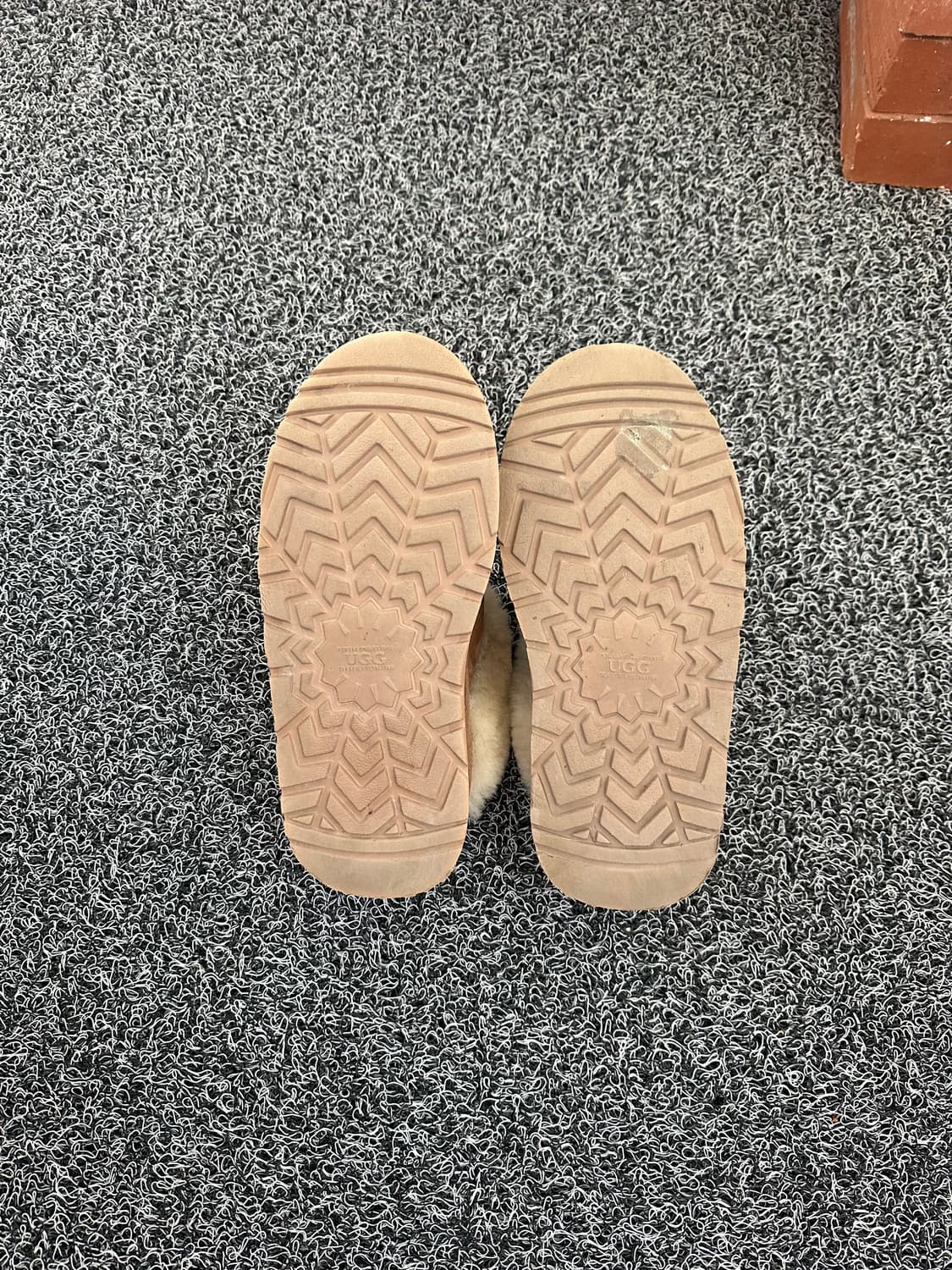 UGG 어그 브라운 슬리퍼  상품이미지4