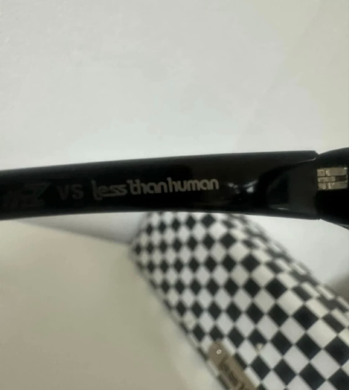 레스댄휴먼(Less Than Human)  상품이미지4