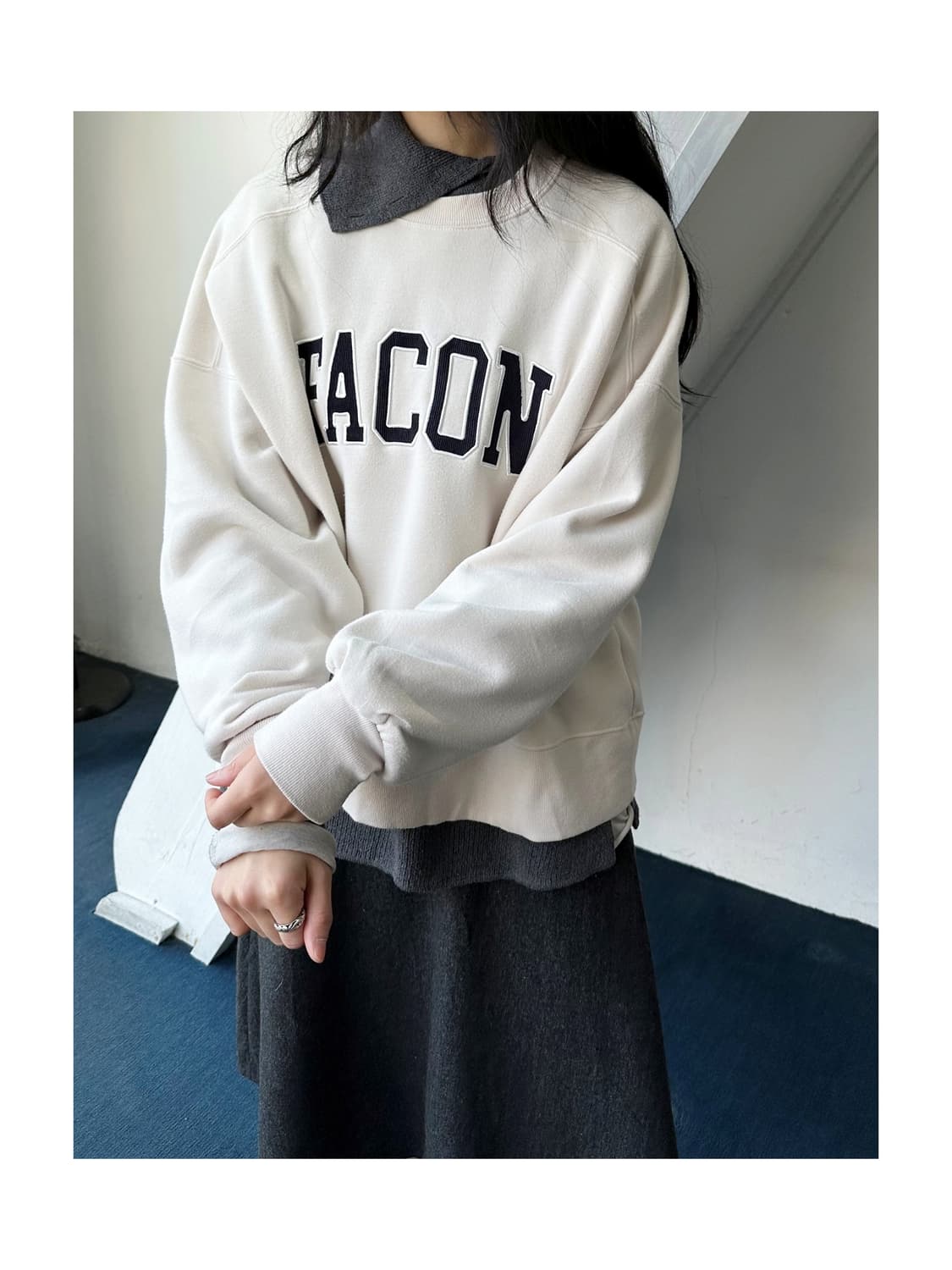 Wide silhouette design patch sweat P/O 상품이미지1