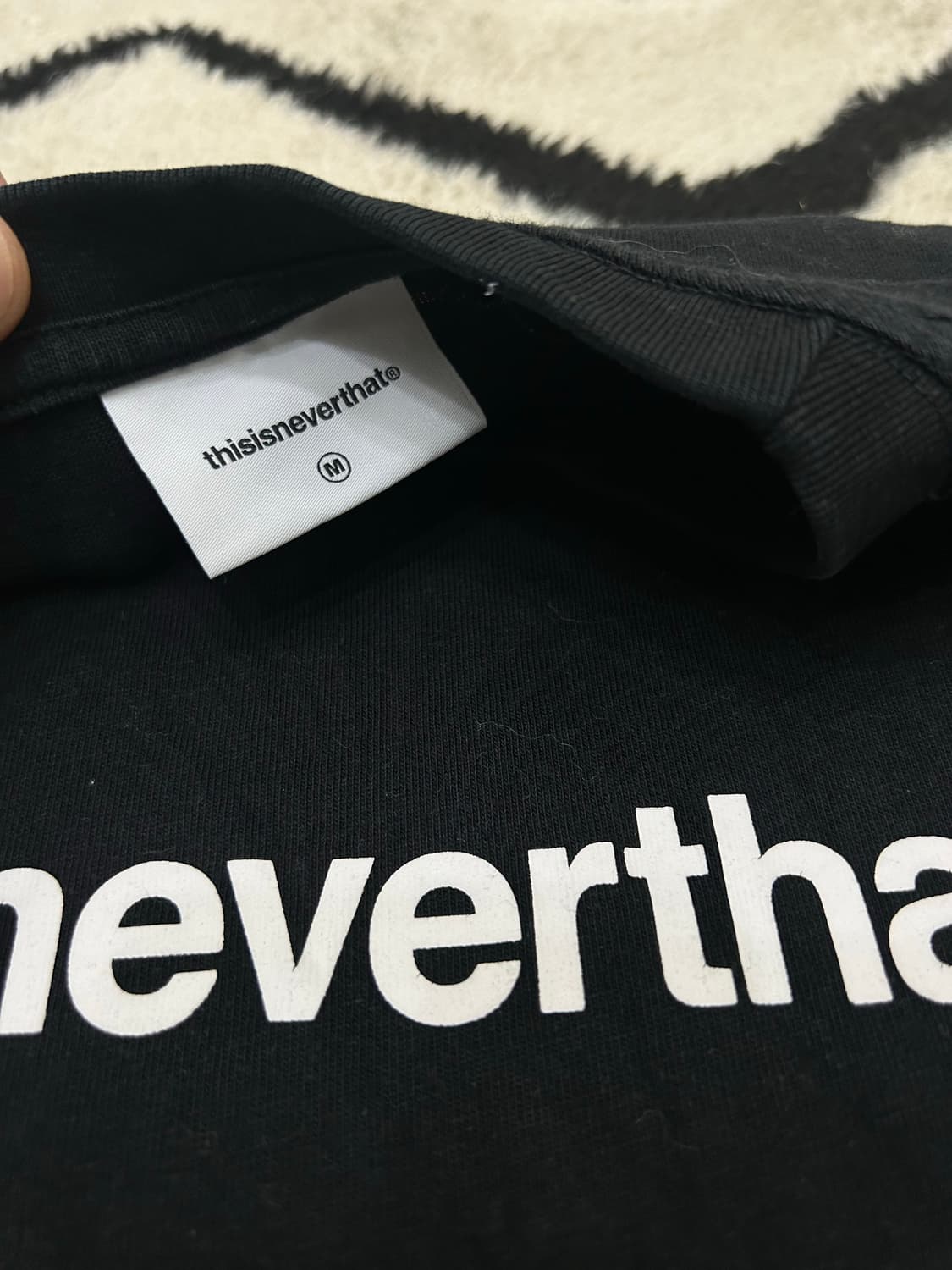 [M]디스이즈네버댓 T로고 반팔/블랙 상품이미지4