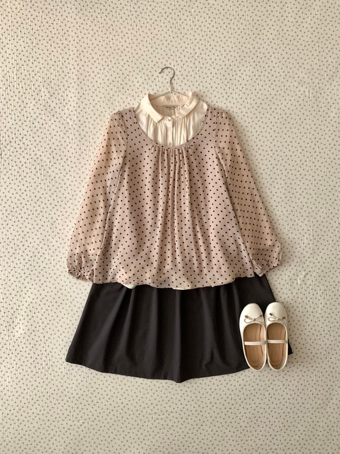 베이지 도트 뒷리본 블라우스 상품이미지1